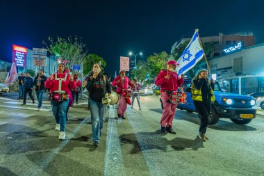 Hayfa, İsrail - 3 Ocak 2026: İnsanlar hükümete karşı bir protesto yürüyüşüne (pembe grup) katılıyor. Hayfa, İsrail