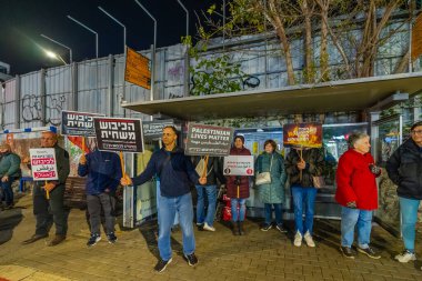 Hayfa, İsrail - 3 Ocak 2026: İnsanlar hükümete karşı bir protesto yürüyüşüne (barış eylemcileri grubu) katılıyor. Hayfa, İsrail