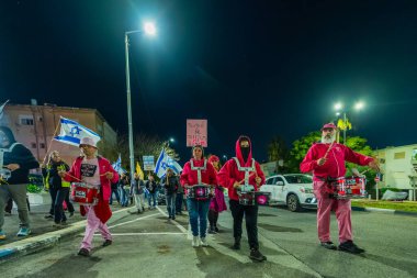 Hayfa, İsrail - 3 Ocak 2026: İnsanlar hükümete karşı bir protesto yürüyüşüne (pembe grup) katılıyor. Hayfa, İsrail