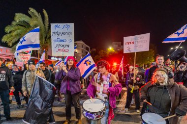 Hayfa, İsrail - 3 Ocak 2026: İnsanlar hükümete karşı bir protesto yürüyüşüne (pembe grup) katılıyor. Hayfa, İsrail