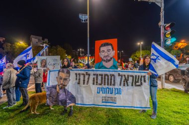 Hayfa, İsrail - 3 Ocak 2026: Çeşitli tabelaları ve bayrakları olan insanlar hükümete karşı düzenlenen bir protesto mitingine katıldılar. Hayfa, İsrail