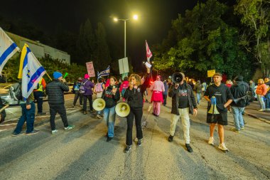 Hayfa, İsrail - 3 Ocak 2026: Çeşitli tabelaları ve bayrakları olan insanlar hükümete karşı düzenlenen bir protesto mitingine katıldılar. Hayfa, İsrail