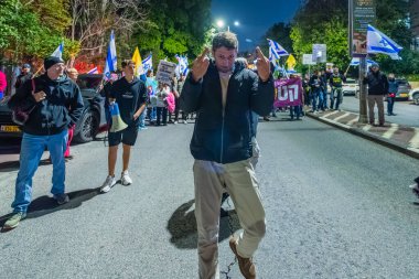 Hayfa, İsrail - 3 Ocak 2026: Hükümete karşı düzenlenen protesto mitinginde sağ kanat provokatörü kalabalığın dikkatini dağıtmaya çalışıyor. Hayfa, İsrail