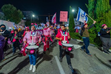 Hayfa, İsrail - 3 Ocak 2026: Çeşitli tabelaları ve bayrakları olan insanlar hükümete karşı düzenlenen bir protesto mitingine katıldılar. Hayfa, İsrail