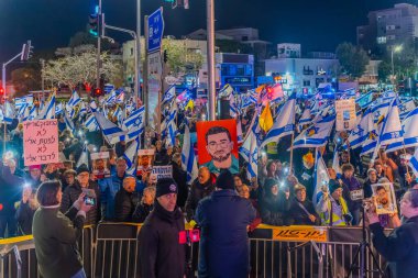 Hayfa, İsrail - 3 Ocak 2026: Çeşitli tabela ve bayraklara sahip bir kalabalık hükümete karşı düzenlenen bir protesto mitingine katıldı. Hayfa, İsrail