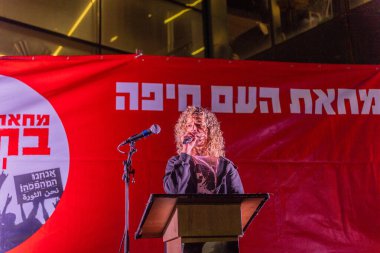 Hayfa, İsrail - 3 Ocak 2026: Protesto lideri Rotem Perelman - Farhi, hükümete karşı düzenlenen bir protesto mitinginde kalabalığa sesleniyor. Hayfa, İsrail