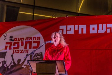 Hayfa, İsrail - 3 Ocak 2026: Ömer Steinmetz Haskel, hükümete karşı düzenlenen bir protesto mitinginde kalabalığa seslendi. Hayfa, İsrail