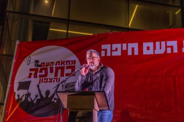 Hayfa, İsrail - 3 Ocak 2026: Dr. Yoav Groweiss hükümete karşı düzenlenen bir protesto mitinginde kalabalığa sesleniyor. Hayfa, İsrail