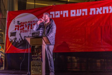 Hayfa, İsrail - 3 Ocak 2026: Yonatan Maklis, hükümete karşı düzenlenen bir protesto mitinginde kalabalığa sesleniyor. Hayfa, İsrail