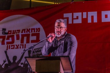 Hayfa, İsrail - 3 Ocak 2026: Dr. Yoav Groweiss hükümete karşı düzenlenen bir protesto mitinginde kalabalığa sesleniyor. Hayfa, İsrail