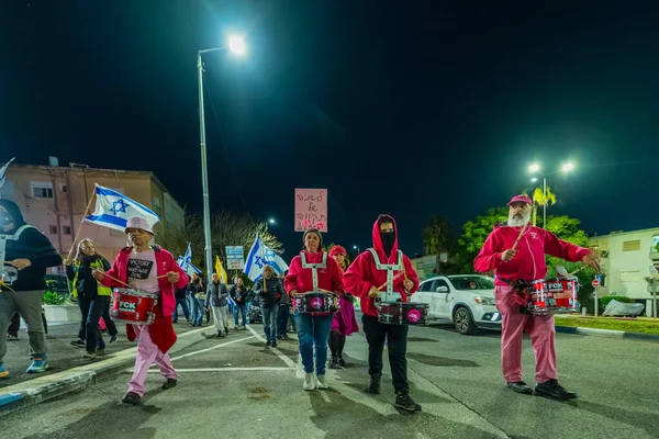 Hayfa, İsrail - 3 Ocak 2026: İnsanlar hükümete karşı bir protesto yürüyüşüne (pembe grup) katılıyor. Hayfa, İsrail
