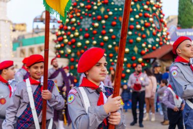Nasıra, İsrail - 06 Ocak 2026: Ortodoks Noel arifesi geçit töreni, izciler ve kalabalıkla, İsrail, Nasıra 'da