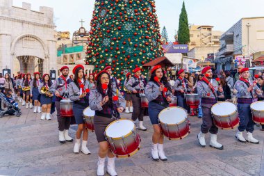 Nasıra, İsrail - 06 Ocak 2026: Ortodoks Noel arifesi geçit töreni, izciler ve kalabalıkla, İsrail, Nasıra 'da