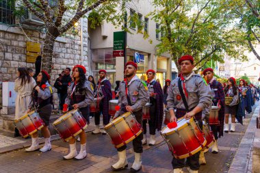 Nasıra, İsrail - 06 Ocak 2026: Ortodoks Noel arifesi geçit töreni, izciler ve kalabalıkla, İsrail, Nasıra 'da