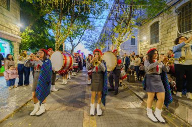 Nasıra, İsrail - 06 Ocak 2026: Ortodoks Noel arifesi geçit töreni, izciler ve kalabalıkla, İsrail, Nasıra 'da