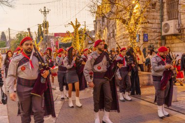 Nasıra, İsrail - 06 Ocak 2026: Ortodoks Noel arifesi geçit töreni, izciler ve kalabalıkla, İsrail, Nasıra 'da