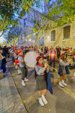 Nasıra, İsrail - 06 Ocak 2026: Ortodoks Noel arifesi geçit töreni, izciler ve kalabalıkla, İsrail, Nasıra 'da