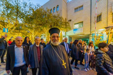 Nasıra, İsrail - 06 Ocak 2026: Ortodoks Noel arifesi geçit töreni, başpiskopos ve kalabalıkla, İsrail, Nasıra 'da