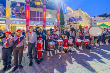 Nasıra, İsrail - 06 Ocak 2026: Ortodoks Noel arifesi geçit töreni, izciler ve kalabalıkla, İsrail, Nasıra 'da