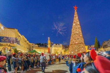Nasıra, İsrail - 06 Ocak 2026: Ortodoks Noel arifesi kutlamaları, havai fişekler, izci grubu ve kalabalıkla, İsrail, Nasıra 'da