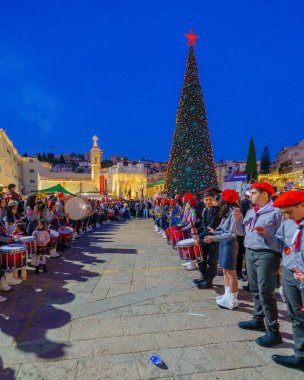 Nasıra, İsrail - 06 Ocak 2026: Ortodoks Noel arifesi geçit töreni, izciler ve kalabalıkla, İsrail, Nasıra 'da