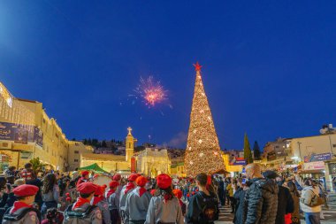 Nasıra, İsrail - 06 Ocak 2026: Ortodoks Noel arifesi kutlamaları, havai fişekler, izci grubu ve kalabalıkla, İsrail, Nasıra 'da