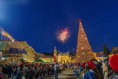 Nasıra, İsrail - 06 Ocak 2026: Ortodoks Noel arifesi kutlamaları, havai fişekler, izci grubu ve kalabalıkla, İsrail, Nasıra 'da