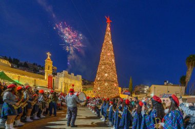 Nasıra, İsrail - 06 Ocak 2026: Ortodoks Noel arifesi kutlamaları, havai fişekler, izci grubu ve kalabalıkla, İsrail, Nasıra 'da