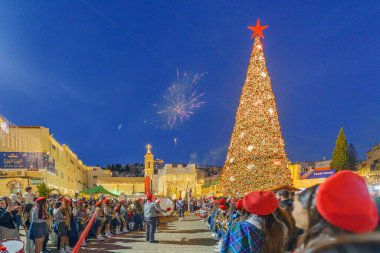 Nasıra, İsrail - 06 Ocak 2026: Ortodoks Noel arifesi kutlamaları, havai fişekler, izci grubu ve kalabalıkla, İsrail, Nasıra 'da