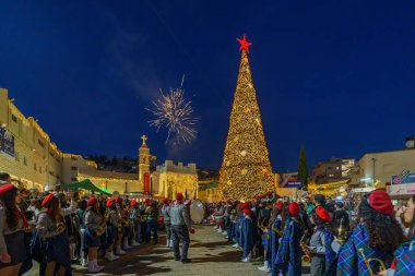 Nasıra, İsrail - 06 Ocak 2026: Ortodoks Noel arifesi kutlamaları, havai fişekler, izci grubu ve kalabalıkla, İsrail, Nasıra 'da