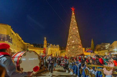 Nasıra, İsrail - 06 Ocak 2026: Ortodoks Noel arifesi kutlaması, izci grubu ve kalabalık, İsrail, Nasıra 'da