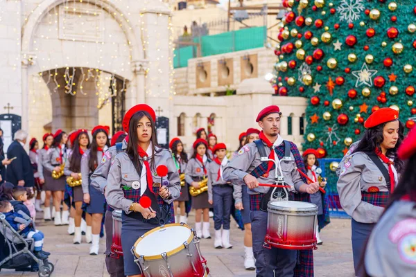 Nasıra, İsrail - 06 Ocak 2026: Ortodoks Noel arifesi geçit töreni, izciler ve kalabalıkla, İsrail, Nasıra 'da