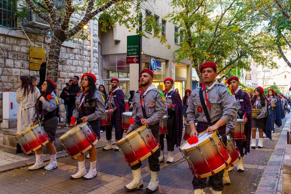 Nasıra, İsrail - 06 Ocak 2026: Ortodoks Noel arifesi geçit töreni, izciler ve kalabalıkla, İsrail, Nasıra 'da