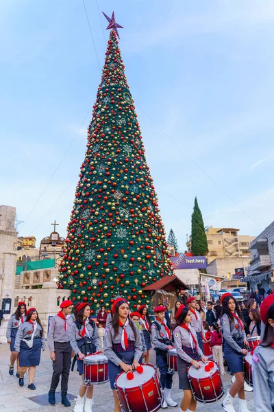 Nasıra, İsrail - 06 Ocak 2026: Ortodoks Noel arifesi geçit töreni, izciler ve kalabalıkla, İsrail, Nasıra 'da