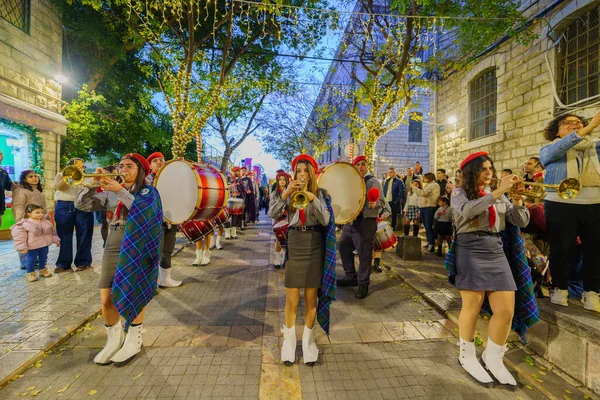 Nasıra, İsrail - 06 Ocak 2026: Ortodoks Noel arifesi geçit töreni, izciler ve kalabalıkla, İsrail, Nasıra 'da