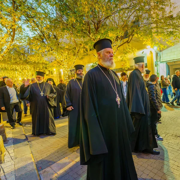 Nasıra, İsrail - 06 Ocak 2026: Ortodoks Noel arifesi geçit töreni, başpiskopos ve kalabalıkla, İsrail, Nasıra 'da
