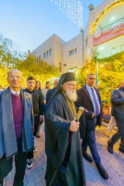 Nasıra, İsrail - 06 Ocak 2026: Ortodoks Noel arifesi geçit töreni, başpiskopos ve kalabalıkla, İsrail, Nasıra 'da