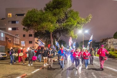 Hayfa, İsrail - 10 Ocak 2026: İnsanlar hükümete karşı bir protesto yürüyüşüne (pembe grup) katılıyor. Hayfa, İsrail