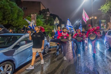 Hayfa, İsrail - 10 Ocak 2026: Bibi Netanyahu 'yu (o gidene kadar) bir protesto yürüyüşü kapsamında sepetleyen sembolik, savaşın sona ermesi, rehine anlaşması ve yeni seçimler çağrısında bulundu. Hayfa, İsrail