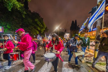 Hayfa, İsrail - 10 Ocak 2026: İnsanlar hükümete karşı bir protesto yürüyüşüne (pembe grup) katılıyor. Hayfa, İsrail