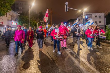Hayfa, İsrail - 10 Ocak 2026: İnsanlar hükümete karşı bir protesto yürüyüşüne (pembe grup) katılıyor. Hayfa, İsrail