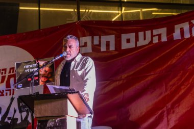 Hayfa, İsrail - 10 Ocak 2026: Hamas tarafından Nova Müzik Festivali 'nde öldürülen Ürdün Buskila' nın babası Shimon Buskila, İsrail 'in Hayfa kentinde düzenlenen bir protesto mitinginde kalabalığa konuştu.