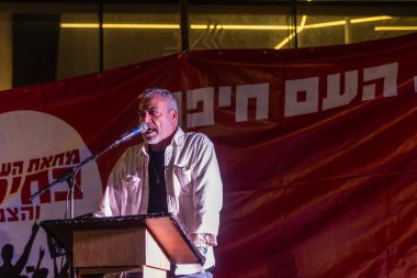 Hayfa, İsrail - 10 Ocak 2026: Hamas tarafından Nova Müzik Festivali 'nde öldürülen Ürdün Buskila' nın babası Shimon Buskila, İsrail 'in Hayfa kentinde düzenlenen bir protesto mitinginde kalabalığa konuştu.