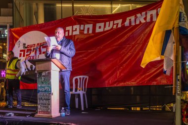 Hayfa, İsrail - 10 Ocak 2026: Nadal Maslaha, hükümete karşı düzenlenen bir protesto mitinginde kalabalığa sesleniyor. Hayfa, İsrail