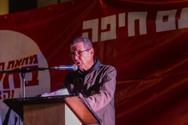 Hayfa, İsrail - 10 Ocak 2026: Eyal Ben-Reuven, hükümete karşı düzenlenen bir protesto mitinginde kalabalığa sesleniyor. Hayfa, İsrail
