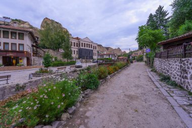 Melnik, Bulgaristan - 29 Eylül 2023: Bulgaristan 'ın güneyindeki Melnik, Pirin Dağları' nda tipik binalara sahip bir caddenin gün doğumu manzarası