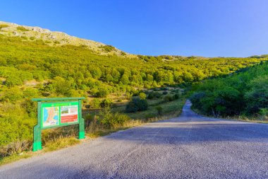 Ohri, Kuzey Makedonya - 02 Ekim 2023: Galiçya Ulusal Parkı, Kuzey Makedonya 'daki karayolu, bilgi işareti ve dağ manzarası