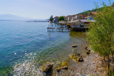 Radozhda, Kuzey Makedonya - 03 Ekim 2023: Kuzey Makedonya 'nın Ohri Gölü kıyısındaki Radozhda köyündeki tekne ve restoranların manzarası