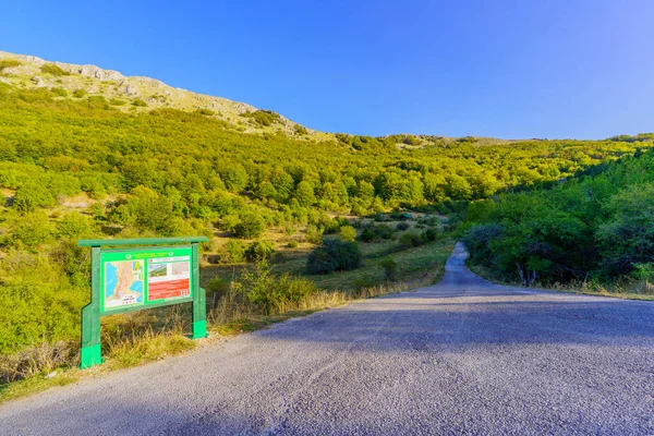 Ohri, Kuzey Makedonya - 02 Ekim 2023: Galiçya Ulusal Parkı, Kuzey Makedonya 'daki karayolu, bilgi işareti ve dağ manzarası