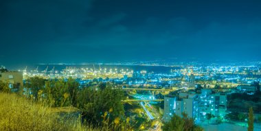 Hayfa Körfezi ve liman gece görünümü